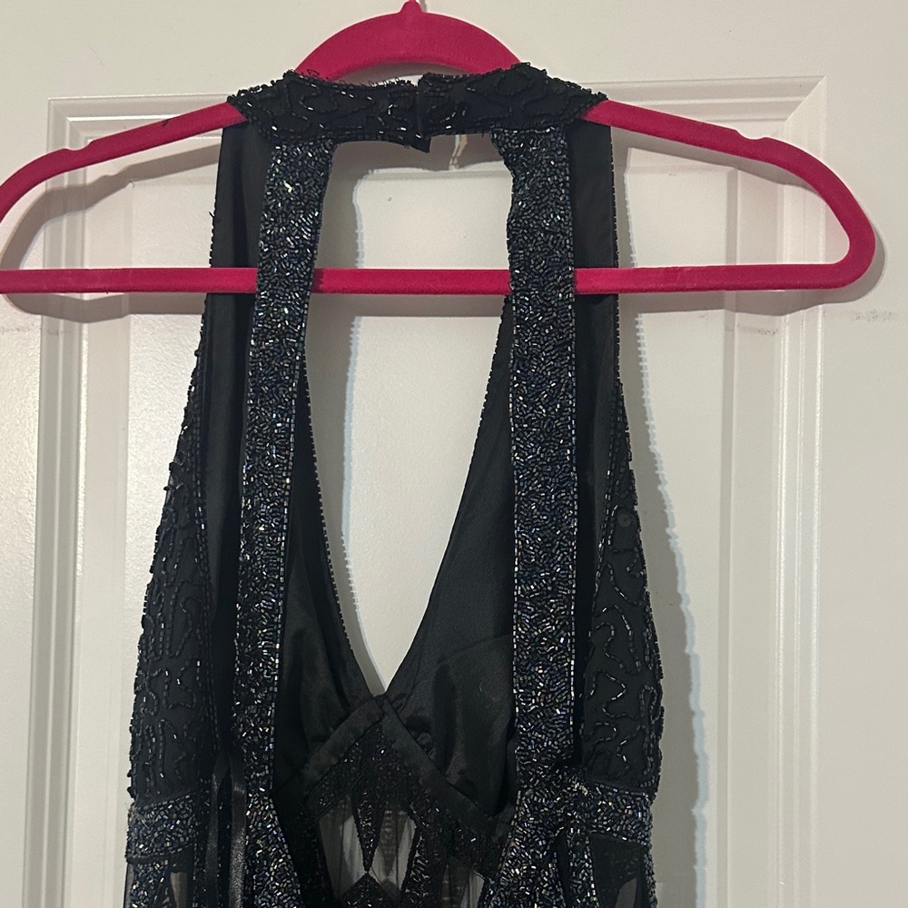 Elegant Black Backless Gown - Picture 4 of 6